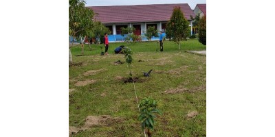 PENANAMAN POHON ALPUKAT DAN PETE DI LAHAN SMAN 1 MAKARTI JAYA