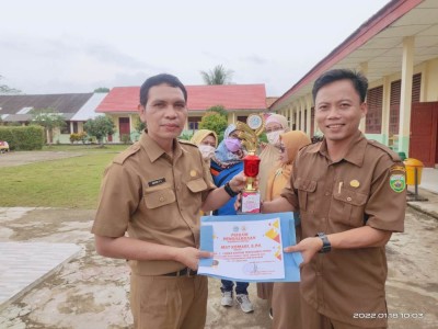 PEMBAGIAN RAPOR DAN JUARA HARI PAHLAWAN TAHUN AJARAN 2021/2022 SEMESTER GAZAL