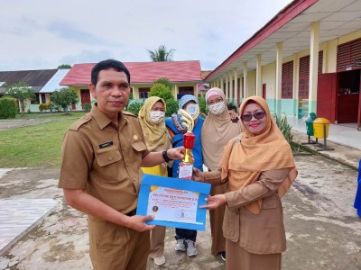 PEMBAGIAN RAPOR DAN JUARA HARI PAHLAWAN TAHUN AJARAN 2021/2022 SEMESTER GAZAL