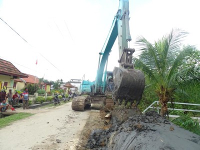 ANTISIPASI BANJIR, SMAN 1 MAKARTI JAYA MEREVITALISASI TANGGUL SUNGAI