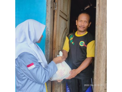 SMAN 1 MAKARTI JAYA BAGIKAN 50 PAKET SEMBAKO KEPADA SISWA DAN WARGA KURANG MAMPU