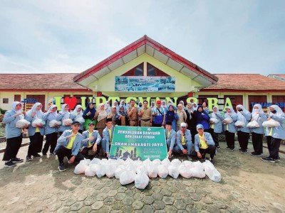 SMAN 1 MAKARTI JAYA BAGIKAN 50 PAKET SEMBAKO KEPADA SISWA DAN WARGA KURANG MAMPU