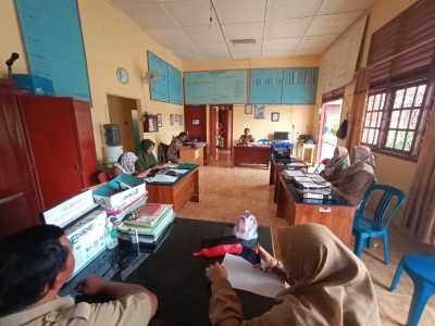 RAPAT GURU DAN PEGAWAI HONORER