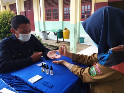 PEMERIKSAAN GOLONGAN DARAH OLEH EKSTRAKURIKULER PMR UPT SMAN 8 BANYUASIN