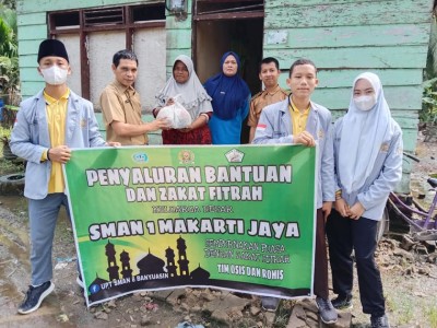 SMAN 1 MAKARTI JAYA BAGIKAN 50 PAKET SEMBAKO KEPADA SISWA DAN WARGA KURANG MAMPU