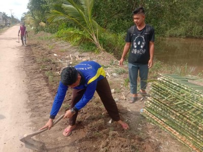 KERJA BAKTI BERSAMA MASYARAKAT SEKITAR SMAN 1 MAKARTI JAYA