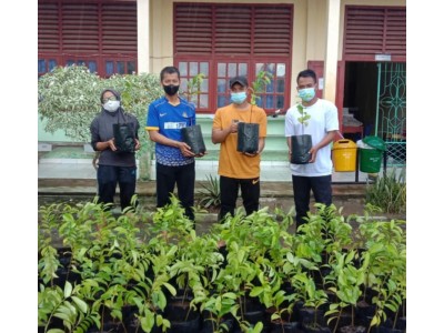 UPT SMAN 8 BANYUASIN TERIMA 700 BIBIT BUAH 