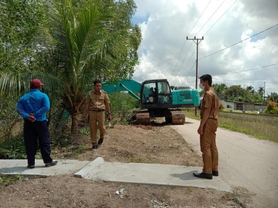ANTISIPASI BANJIR, SMAN 1 MAKARTI JAYA MEREVITALISASI TANGGUL SUNGAI