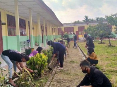 KERJA BAKTI OSIS