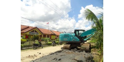 ANTISIPASI BANJIR, SMAN 1 MAKARTI JAYA MEREVITALISASI TANGGUL SUNGAI