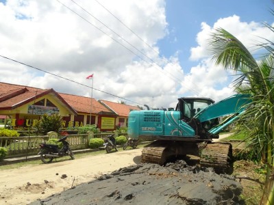 ANTISIPASI BANJIR, SMAN 1 MAKARTI JAYA MEREVITALISASI TANGGUL SUNGAI