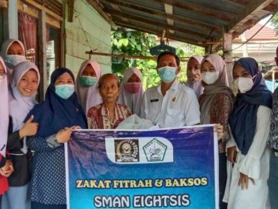 PENDISTRIBUSIAN ZAKAT FITRAH DAN BANSOS OLEH UPT SMAN 8 BANYUASIN