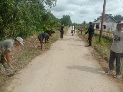 KERJA BAKTI BERSAMA MASYARAKAT SEKITAR SMAN 1 MAKARTI JAYA